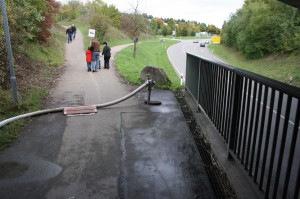 Auf dem Weg zur Lokschau mit Blick auf die Wasserversorgung des Festbetriebs.