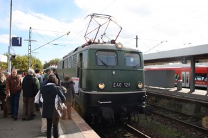 Los ging es mit der E40 128. Es handelt sich um eine Güterzug-Elektrolok, Baujahr 1968 in Originallackierung.