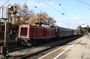 Historischer Eilzug mit NeSA V100 Diesellok in Radolfzell