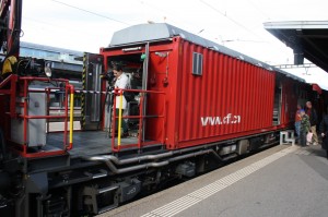 Der Zug führt außerdem verschiedene Wagen mit diversen Geräten und Ausrüstung für alle denkbaren Notfälle. Das Ein-Frau-Filmteam gehört aber gewöhnlich nicht dazu.