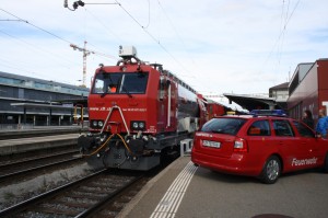 Und nochmal von der anderen Seite. Das Feuerwehrauto reist glaube ich meistens auch eher nicht mit dem Zug an.