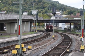 Die Lok setzte kurz um. (Das heißt sie wurde ans andere Ende des Zuges gehängt. Bei neueren Zügen in der Regel nicht nötig, da sie entweder aus Triebwagen bestehen oder einen Steuerwagen enthalten.)