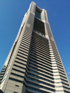 Landmark Tower ganz nah