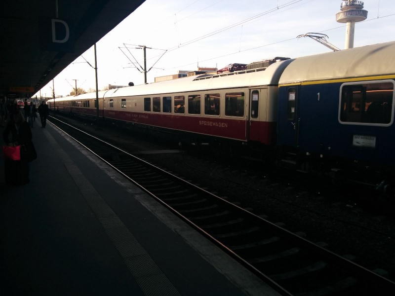 Älter, dafür höchstwahrscheinlich deutlich besser erhalten als der Wagen in dem wir fuhren, der TEE Rheingold, der zufällig in Hannover noch einfuhr.