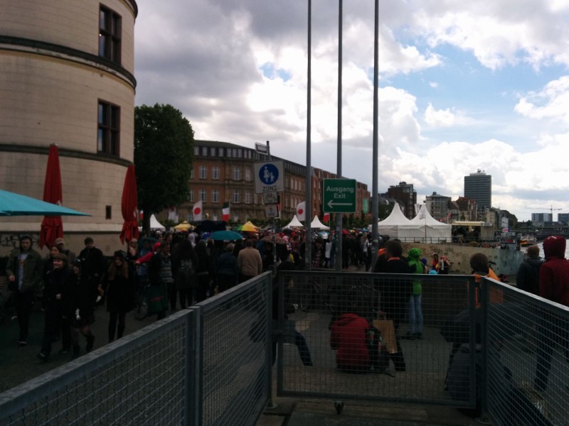 Düsseldorf an der Düssel. Ein paar Menschen waren schon da.