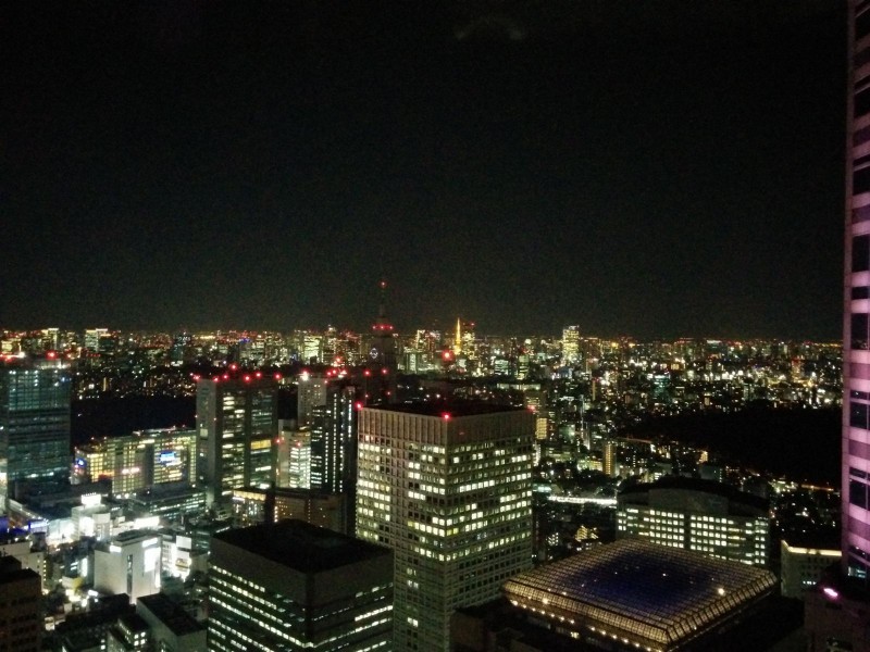 Aussicht vom Tokyo Metropolitan Government Building mit Kamera an die Scheibe gepresst damit es nicht extrem spiegelt.