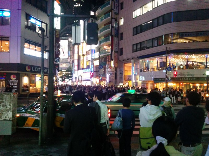 Einige wenige Menschen in Ikebukuro.