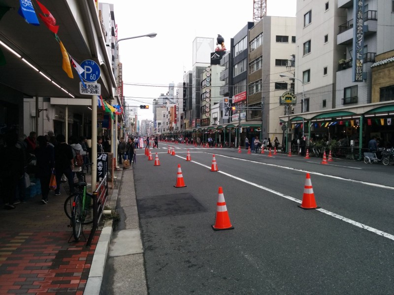 Action auf der Kappabashi-dori (Das Tier rechts auf dem Schild ist ein Kappa.)