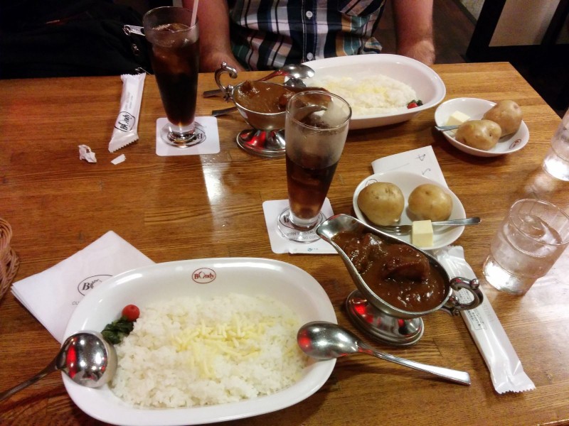 Chicken Curry bei Bondy. Aus irgendwelchen Gründen mit Pellkartoffeln.