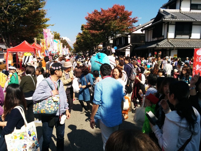 Zombear und Menschen in Hikone.