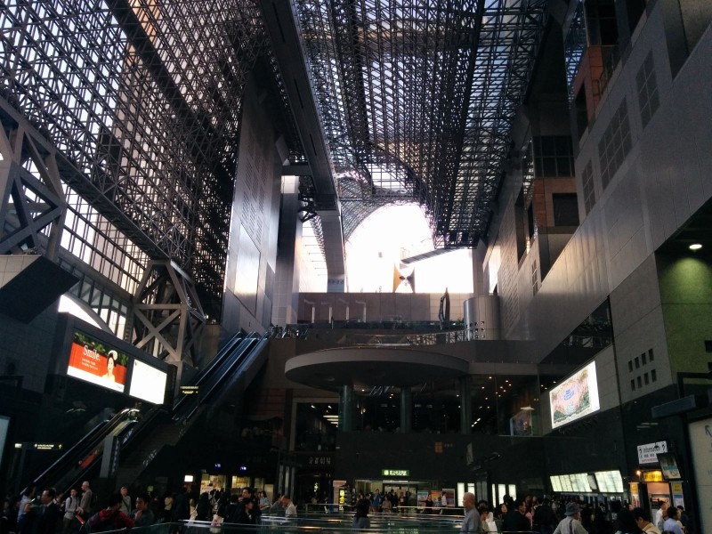 Nicht alles ist ganz traditionell in Kyoto. Hier: Kyoto Station.