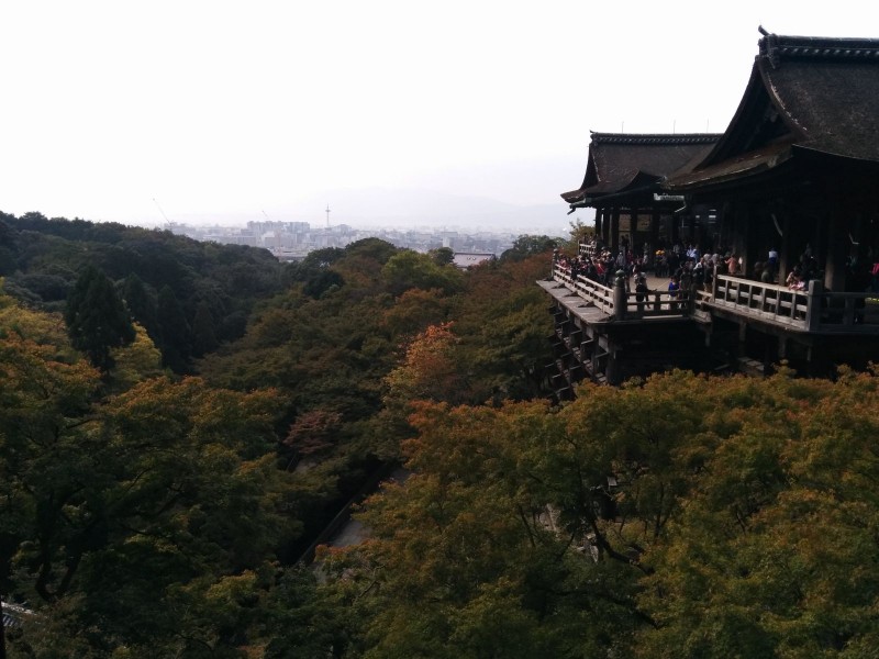 Kiyomizudera und im Hintergrund der Rest der Stadt.