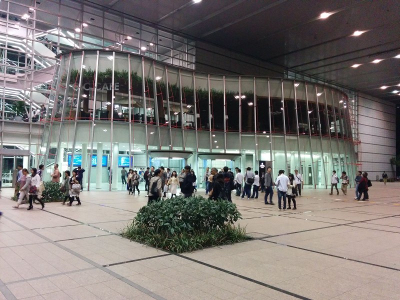 Eingang Osaka International Convention Center (mit Grand Cube). Selbstverständlich muss man bis zum Eingang der Konzerthalle erstmal 7-8 Rolltreppen nach oben nehmen.