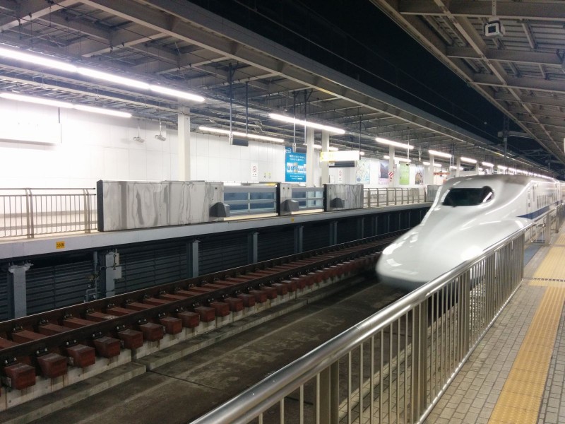 Nase eines N700A Shinkansen als Kodama 698 Richtung Nagoya in Shin-Osaka.