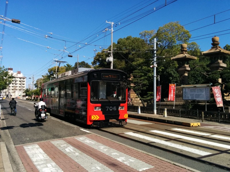 Wagen 706 mit Pachinkowerbung vorm Sumiyoshi-Taisha