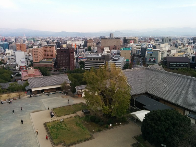 Ausblick von der Burg Kumamoto. Der aufmerksame Beobachter kann Kumamon erkennen.